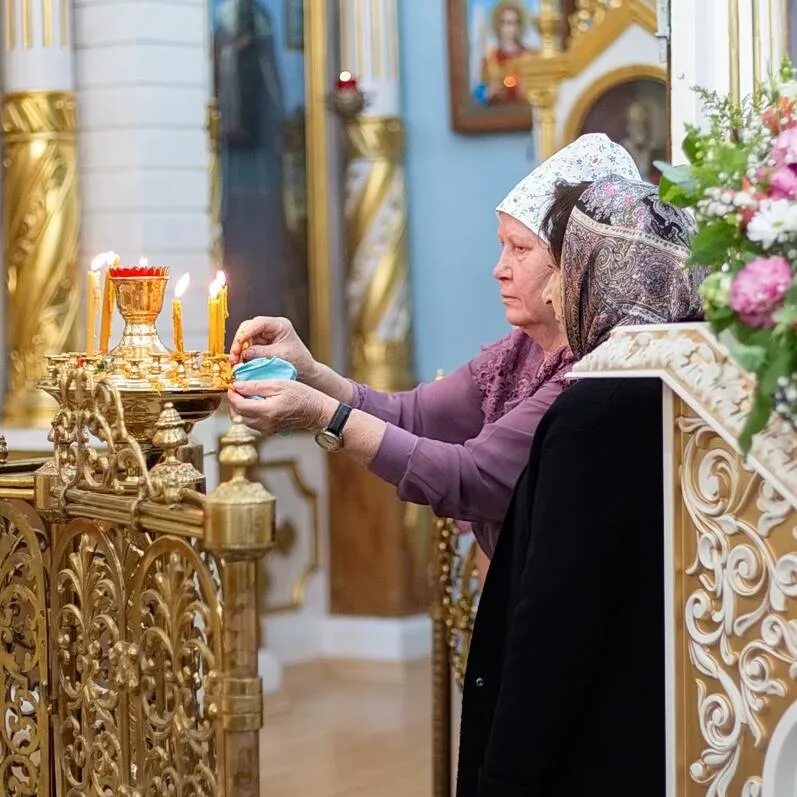 Большое собрание в церкви. Церковь собрание святых. Собрание святых. Литургия в храме живопись. Православный храм.