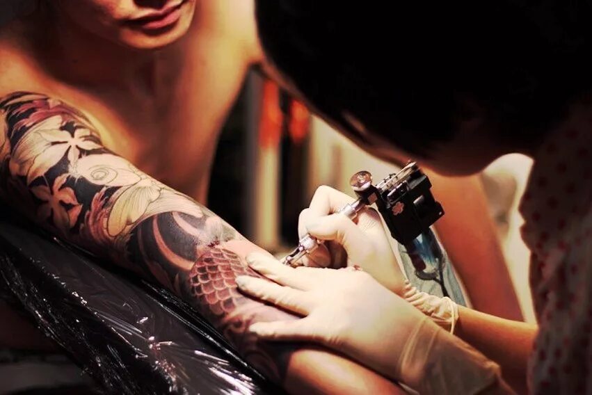 Искусство татуировки. Сделал красивую тату. Тату для девушек. Девушка в тату салоне. Красивые тату.