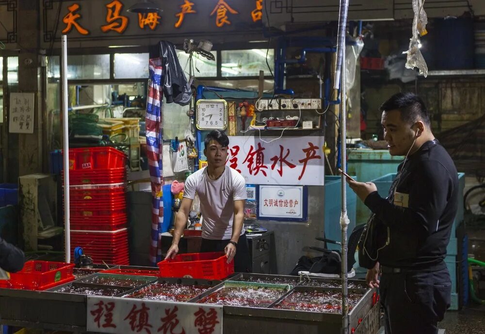 Настоящая китайская. Китайский рынок химия для обновления пластика. Купить крокодила на Рыбном рынке в Японии.