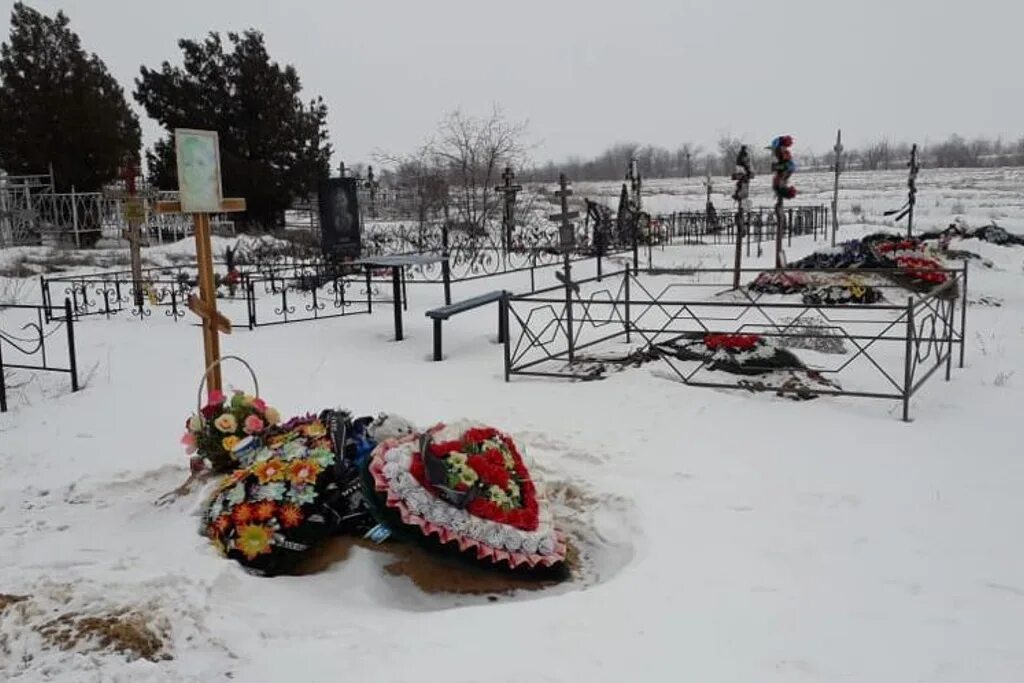 Кладбище михайловск. Кладбище Селезневка Волгоград. Городское кладбище город Камышин. Кладбище Лопатино в Самаре. Кладбище зимой.