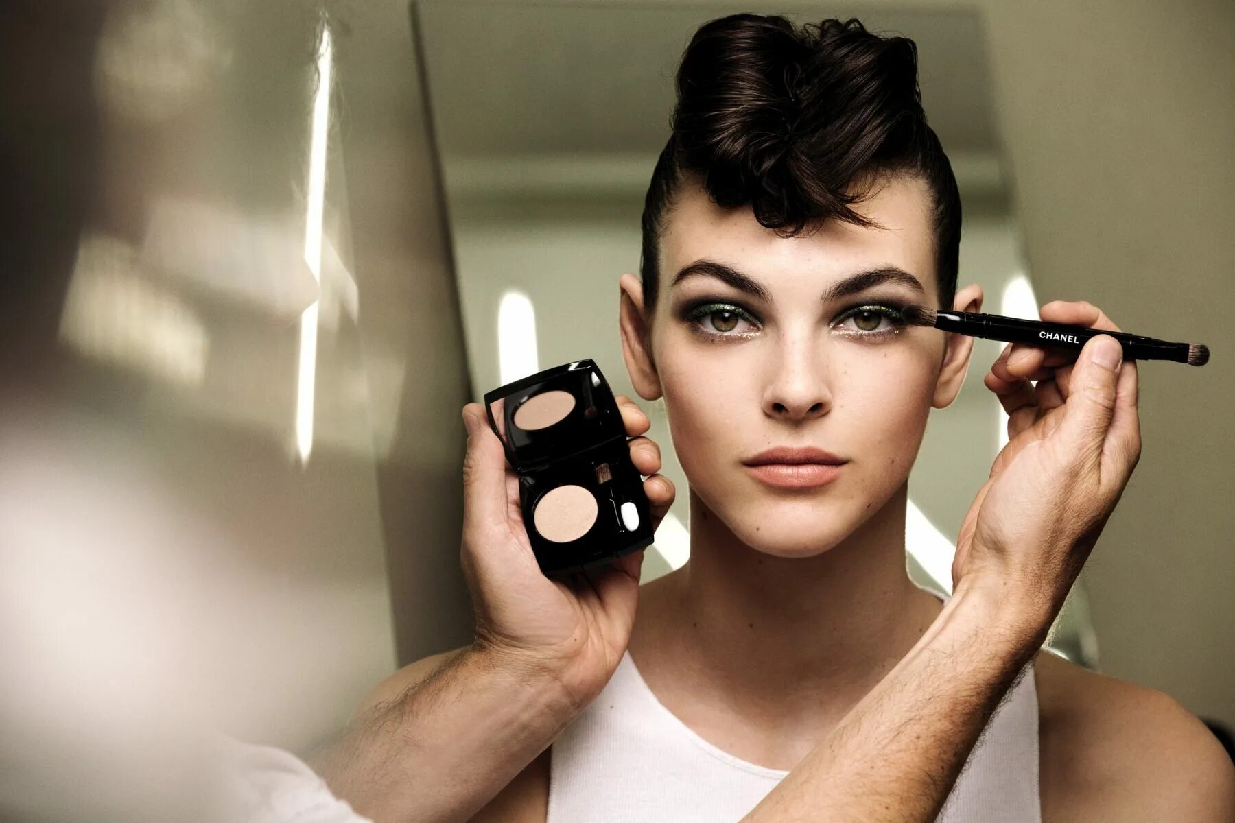 Making chanel. Chanel виттория черетти макияж. макияж шанель. фотограф и визажист. бэкстейдж макияж.
