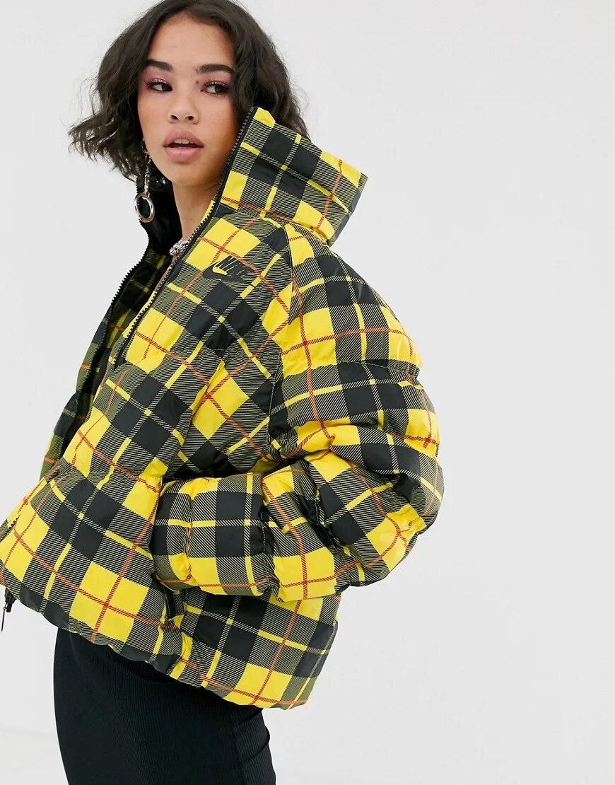 Куртка в клеточку. Icepeak зеленая клетчатая куртка. Куртка монклер женская в клеточку. Куртка версаче красный. Стеганая куртка bershka в клетку.
