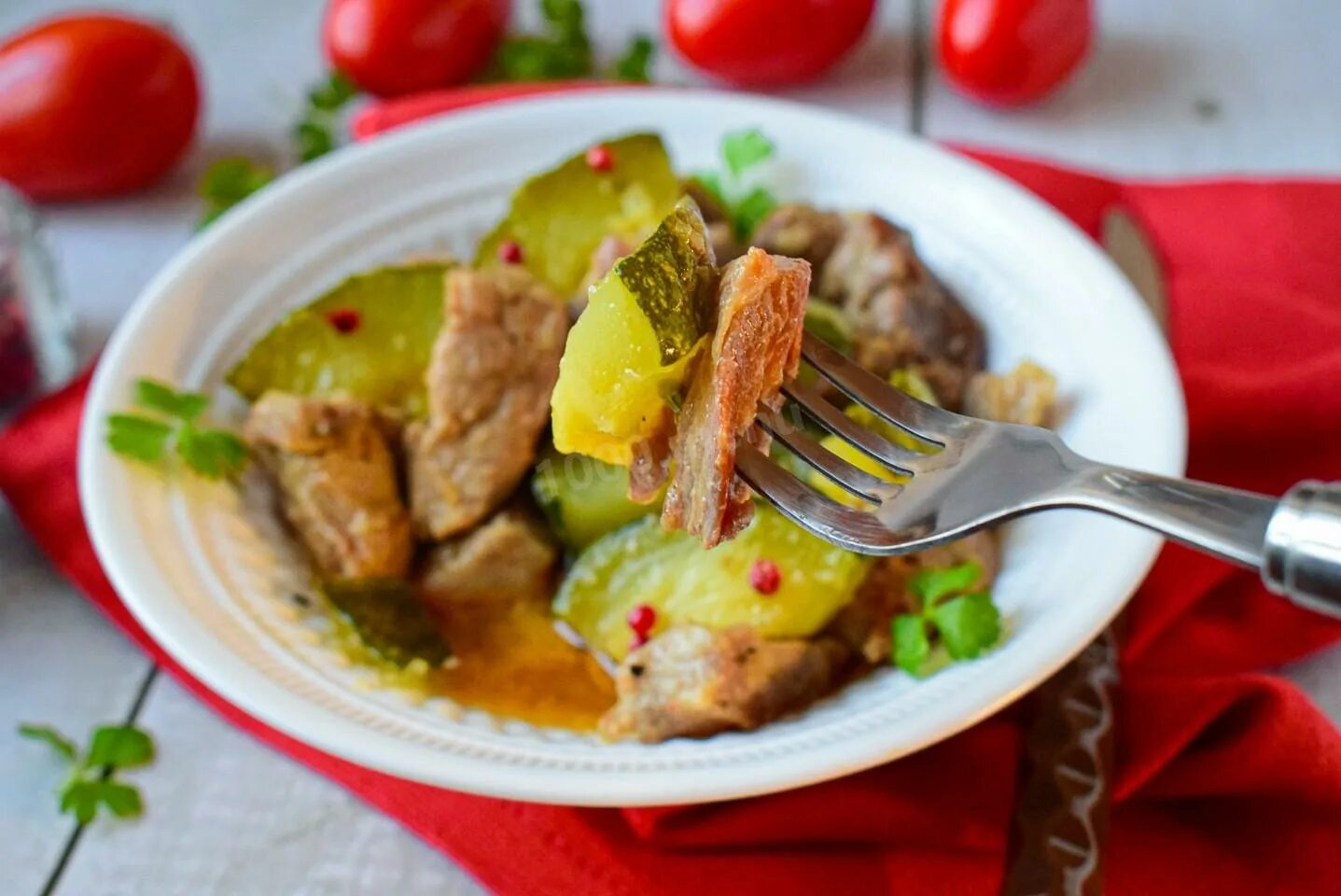 Свинина жареная с кабачком. Кабачки с свининой тушеные. Кабачки с свининой тушеные. Свинина тушеная с кабачками. Свинина по-польски рецепт.