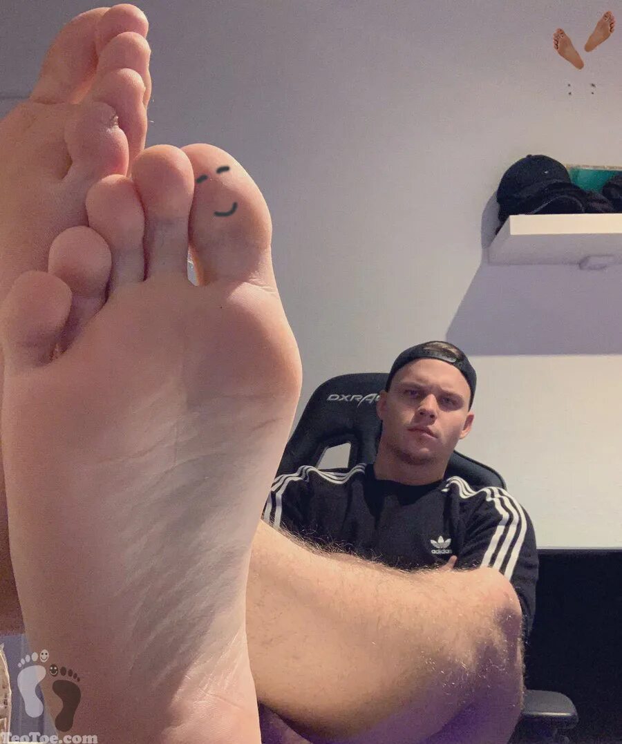 Feet giant 18. Feet giant 18. Женщины гиганты. Феет сниффинг. Giant man stomp macrophilia.