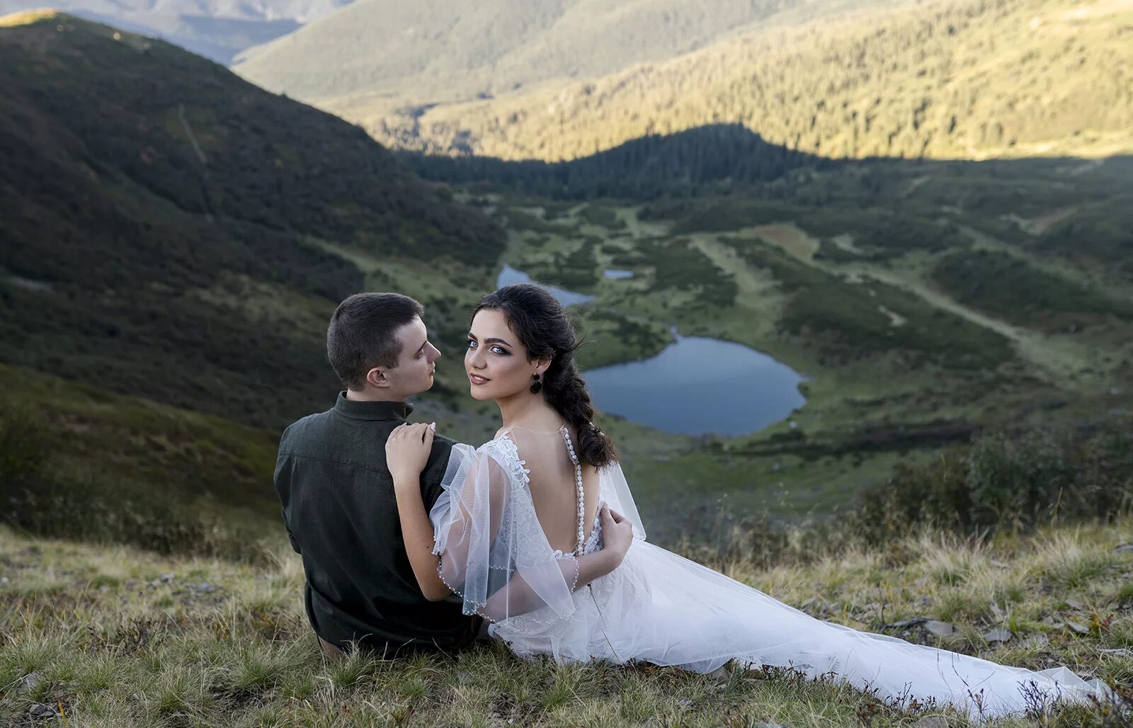 Женихи кавказа. Свадьба в горах. Свадьба в горах Кавказа. Свадебная фотосессия в горах. Невеста в горах.