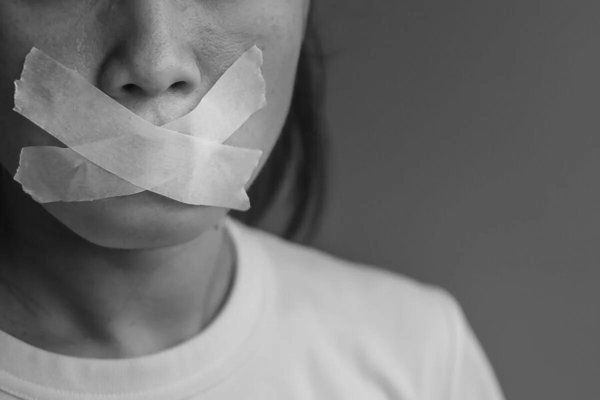 Заклеенный рот. Девочка с заклеенным ртом. Девушки сзаклеенным ртои. Девушки с заклеенымртом. Связанные дети с заклеенным ртом.