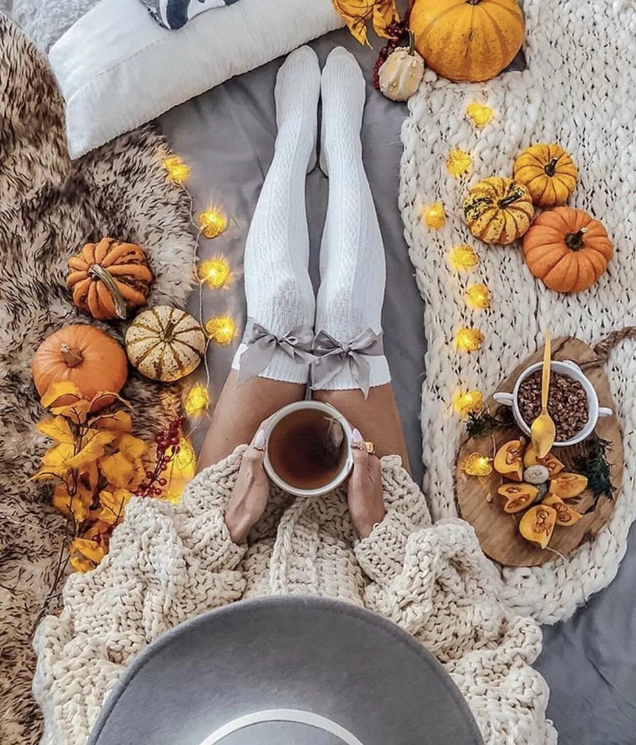 Утро картинки осенние необычные. Доброе осеннее утро креативные. Уютная осень для вдохновения. Осенний кофе сюрреализм. Доброе утро креативные.