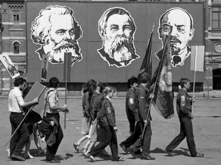 Маркс Энгельс памятник революции. Портрет Маркса Энгельса Ленина.
