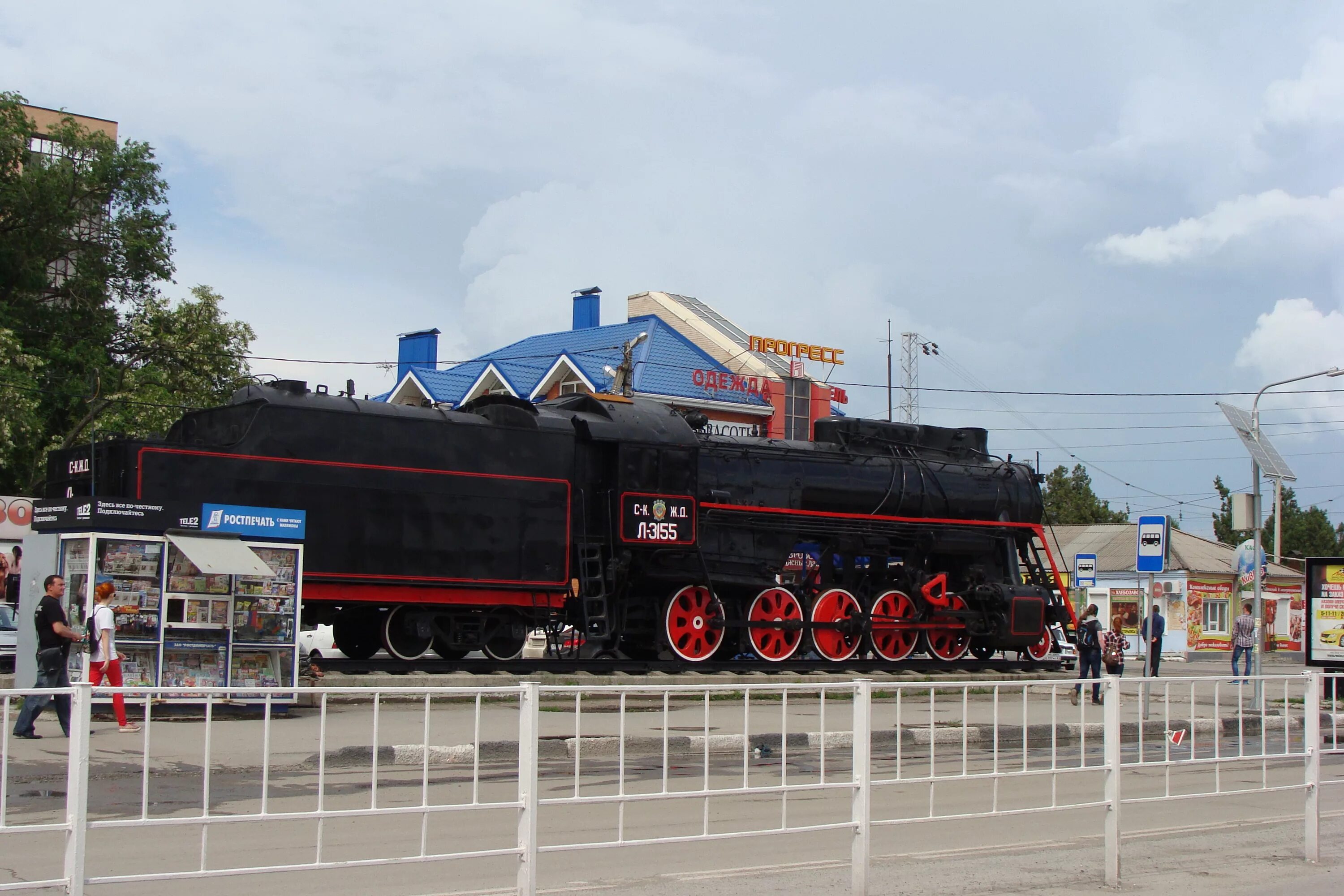 Жд батайск телефон. Паровоз-памятник л-3155 Батайск. Паровоз-памятник (Батайск). Паровоз в Батайске на вокзале. В Батайске паровоз-памятник Батайск.