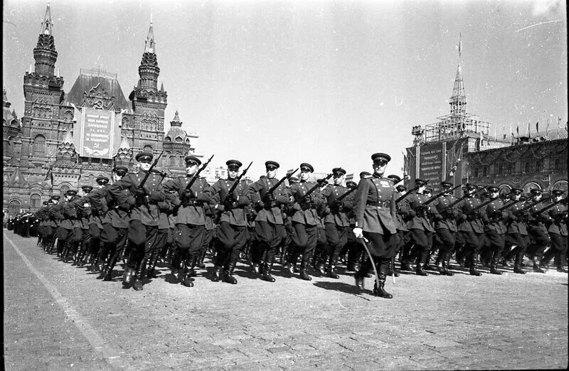 Военный парад на красной площади 1945. Парад Победы в 1945 году в Москве. Парад советских войск в Москве 1945. Парад Победы 24 июня 1945 года в Москве. Парад во время войны