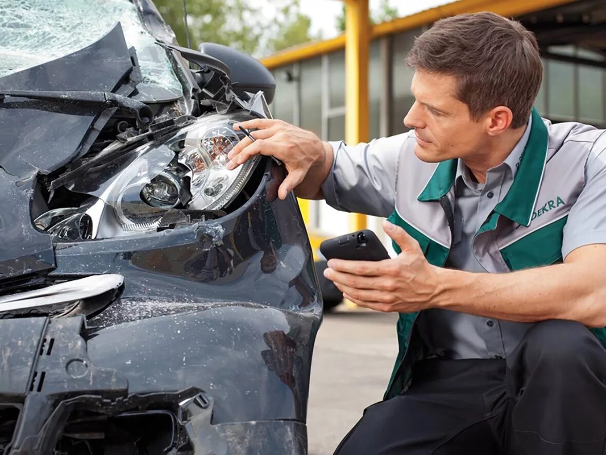 Осмотр машины. Контроль кузова автомобиля. Подбор автомобиля. Олег амиров автоэксперт. Техническая экспертиза автомобиля.