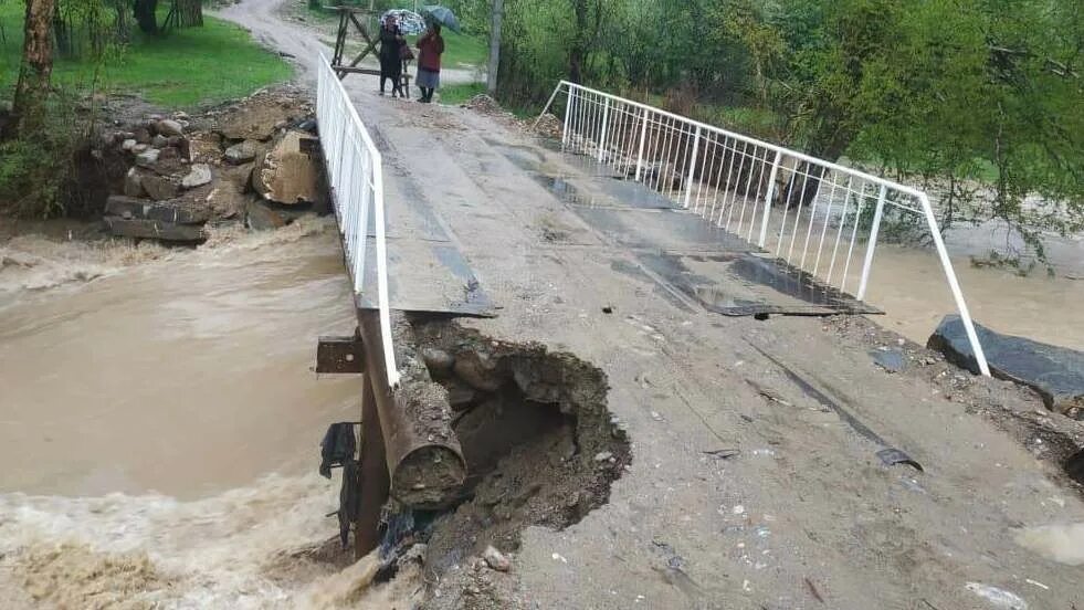 Размыло мост. Падыша Ата мост. Падыша Ата Киргизия. Река Падыша Ата.