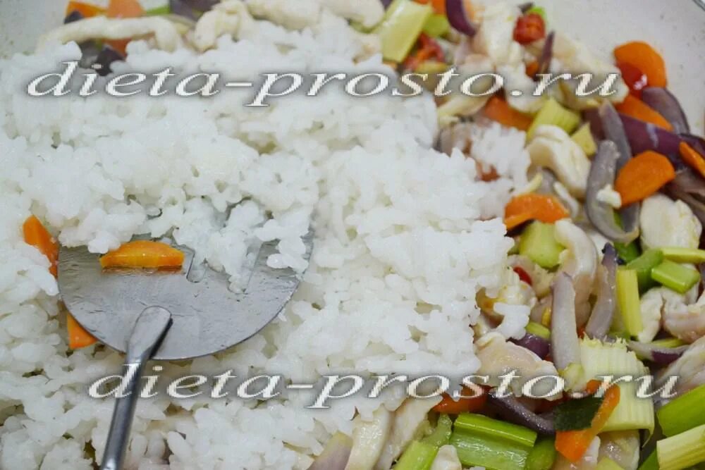 Fried chicken with rice thai. Диетический рис с курицей и овощами. Рис байдала. Диетический рис рис курицей. Отварной рис с котлетами.