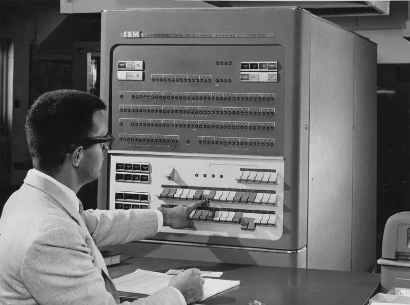 Языки 1 поколения. Компьютер IBM 704. Компьютер IBM 701. 1957 IBM - 701. ЭВМ Фортран.