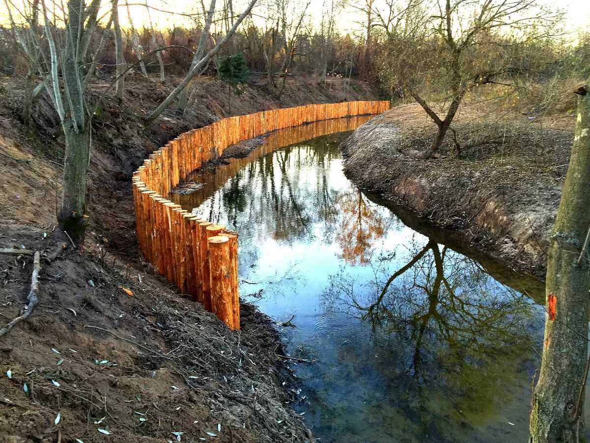 Запруда на реке. Берегоукрепление Москва реки. Гидротехническое сооружение Каскад на пруду. Берегоукрепление лиственницей озёр. Плотина на ручье.