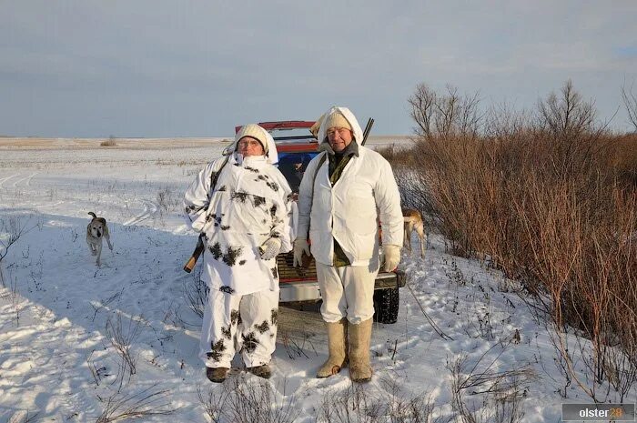 Охотник в валенках. Обувь полярников зимняя. Полярники в белом тулупе. Тулуп полярника.