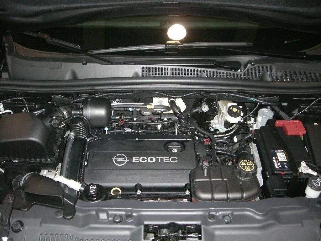 Какой двигатель опель мокка. Моторный отсек Опель Мокка 1.8. Моторный отсек Опель Мокка. Opel Mokka подкапотное пространство. Opel Mokka двигатель 1.8.