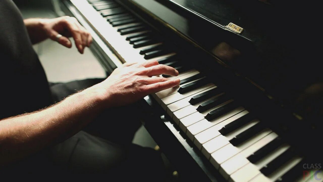 Плохо играет на пианино. Пианино. Играть на пианино. Игра на фортепиано. Руки на фортепиано.