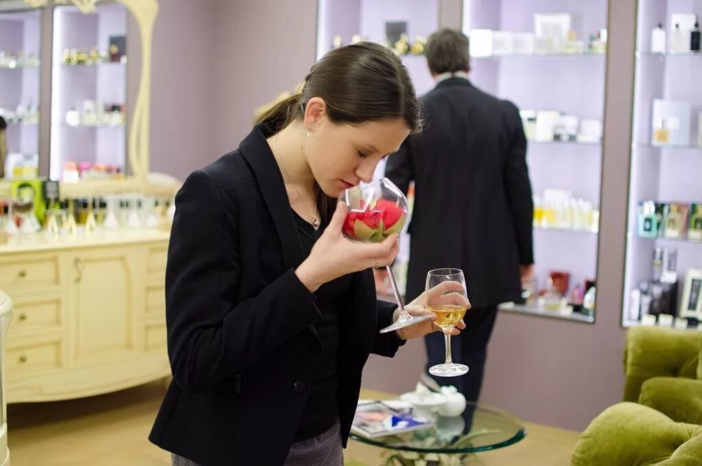 Парфюмер духи. Павел васильевич иванов парфюмер. Парфюмер профессия. Лаборатория духов. Нюхач парфюмерии.