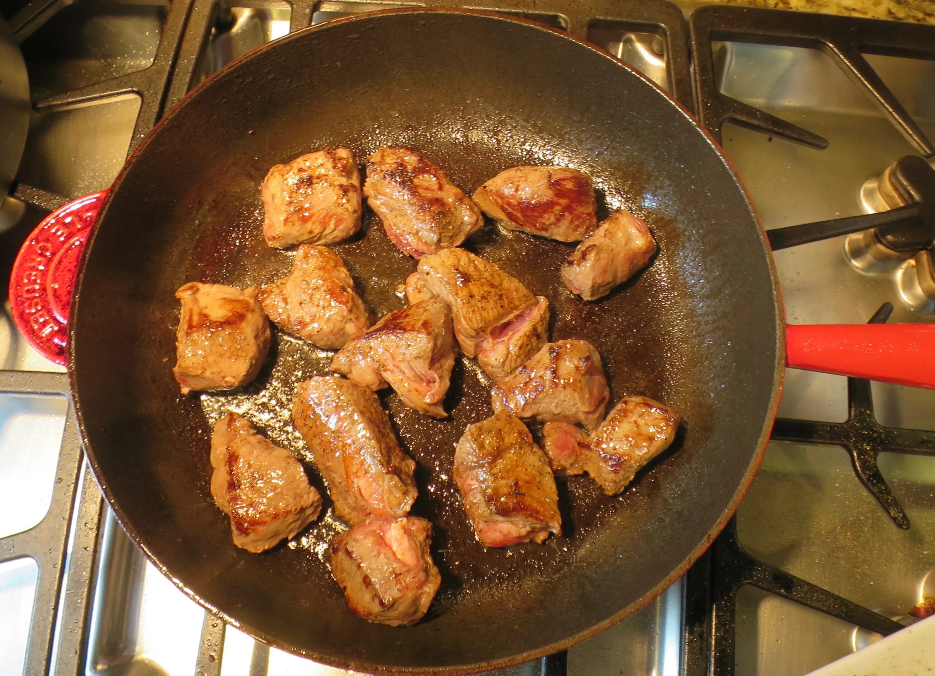 Как вкусно пожарить мясо на сковороде кусочками