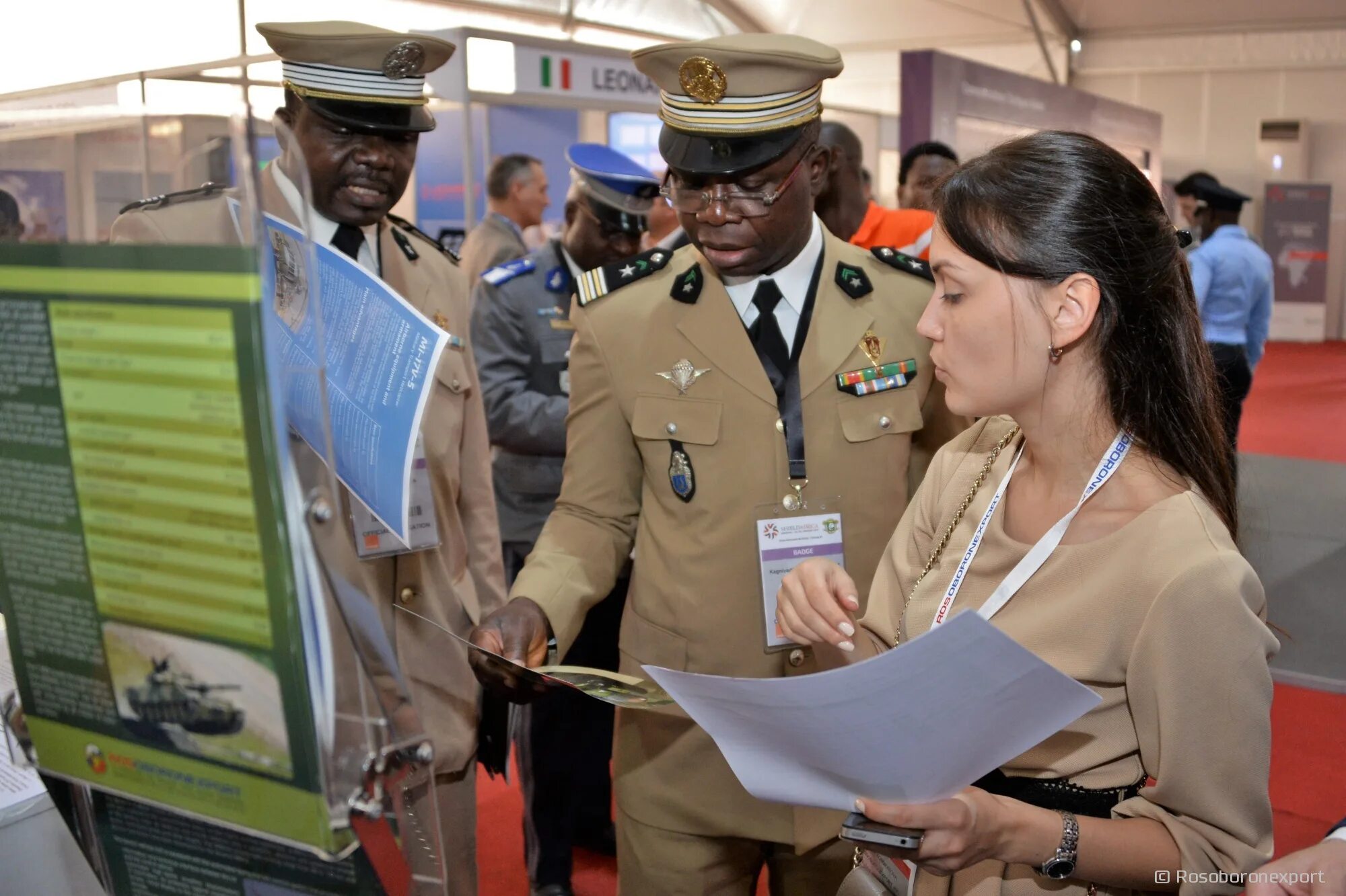 Центральноафриканская республика 1993. Музей военный юар. Национальный музей в бамако внутри. Выставка юар. Национальный музей в бамако.