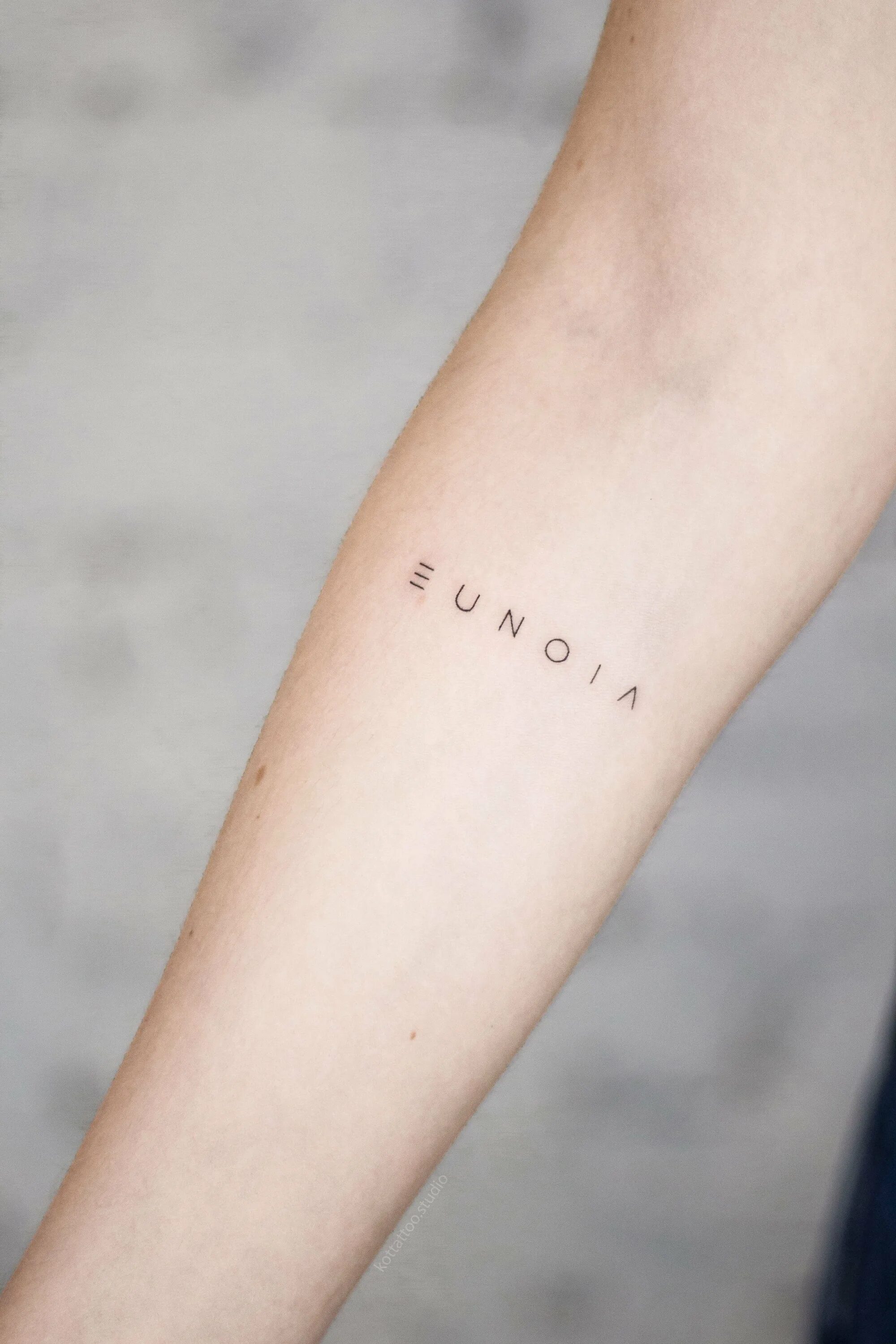 Маленькое тату на руке надпись. Тату на руке для девушек маленькие надписи. Тату маленькие надписи. Надписи на таре. Маленькие надписи на руке.