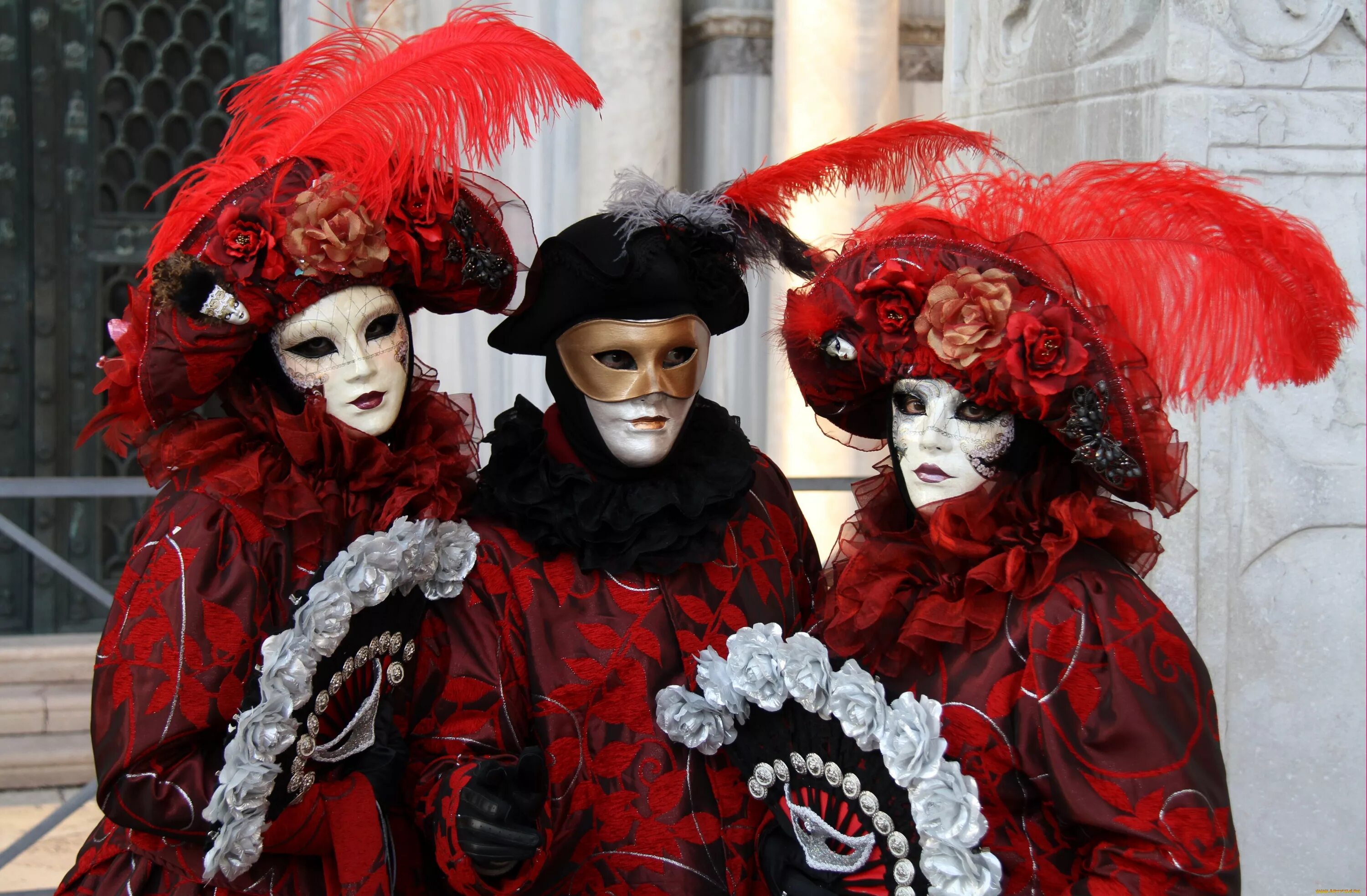 Педролино Венецианский карнавал. Венецианские маски и костюмы. Венецианский карнавал Наряды. Венецианские карнавальные костюмы. Карнавальный человек