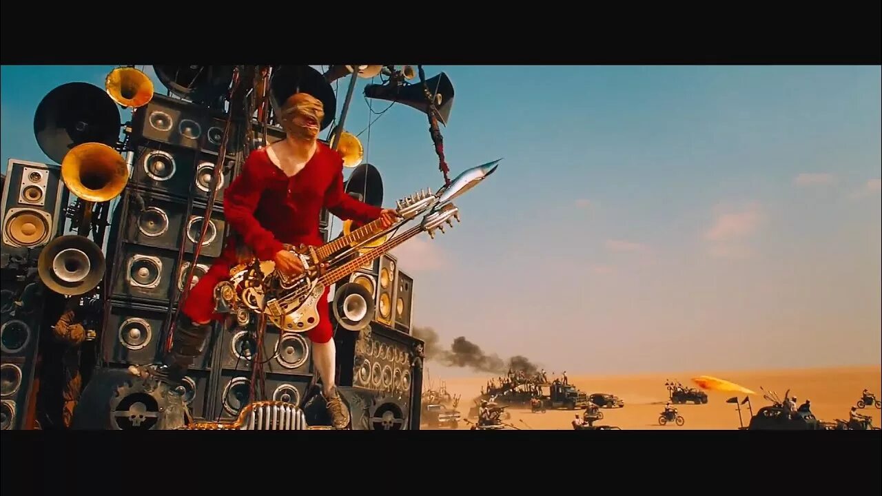 Безумный макс музыка. Безумный макс музыка. Безумный макс дорога ярости. Гитарист безумный макс гиф. Безумный макс музыка.