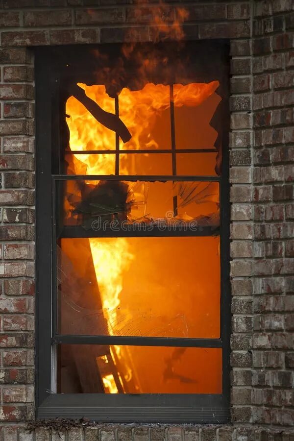Огонь в окне. Пламя в окне. Огненное окно. Сгоревшее окно