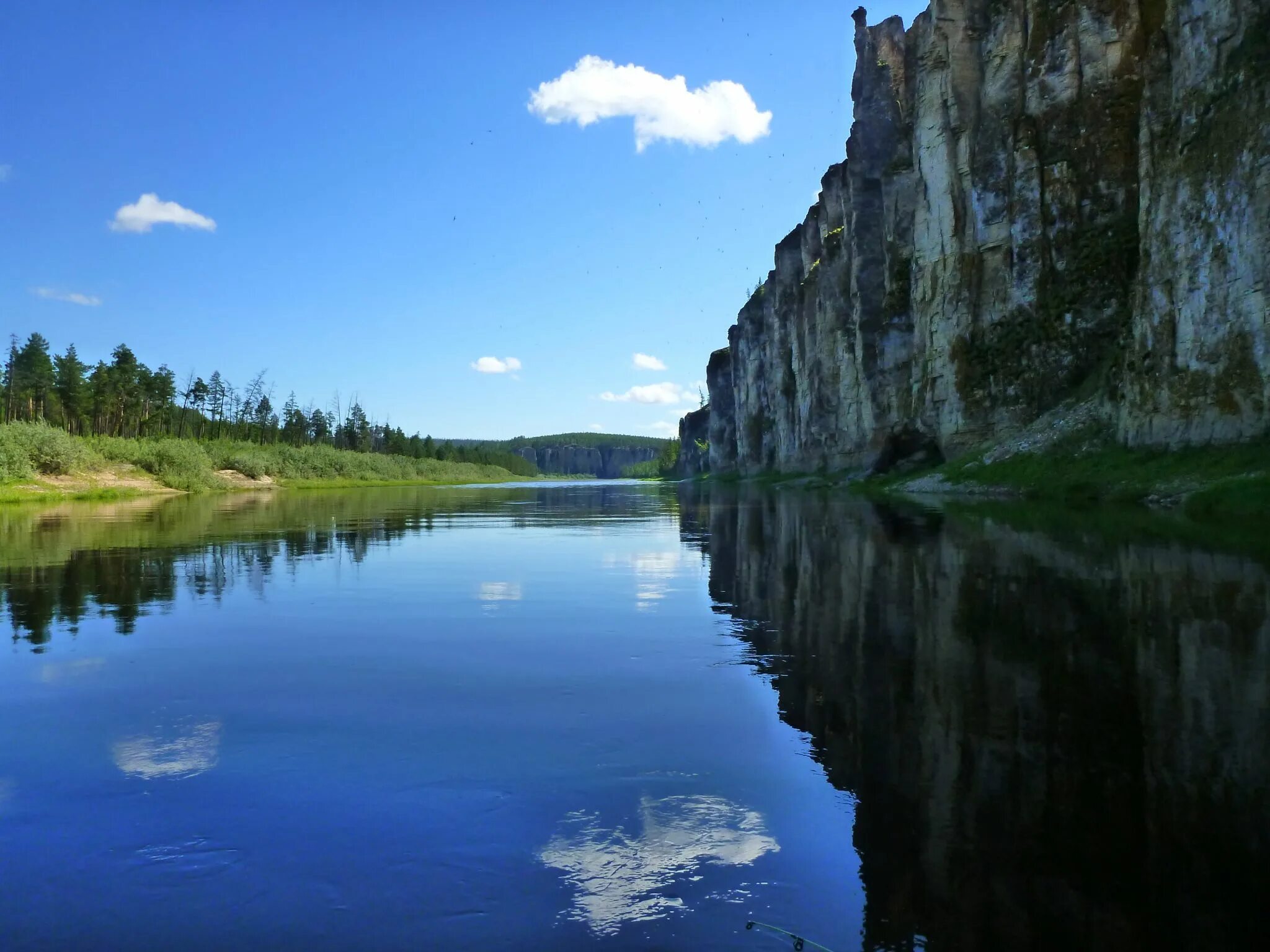 Реки сини. Река синяя Хангаласский улус. Тула река синяя водохранилище. Устье реки синяя. Голубая река.