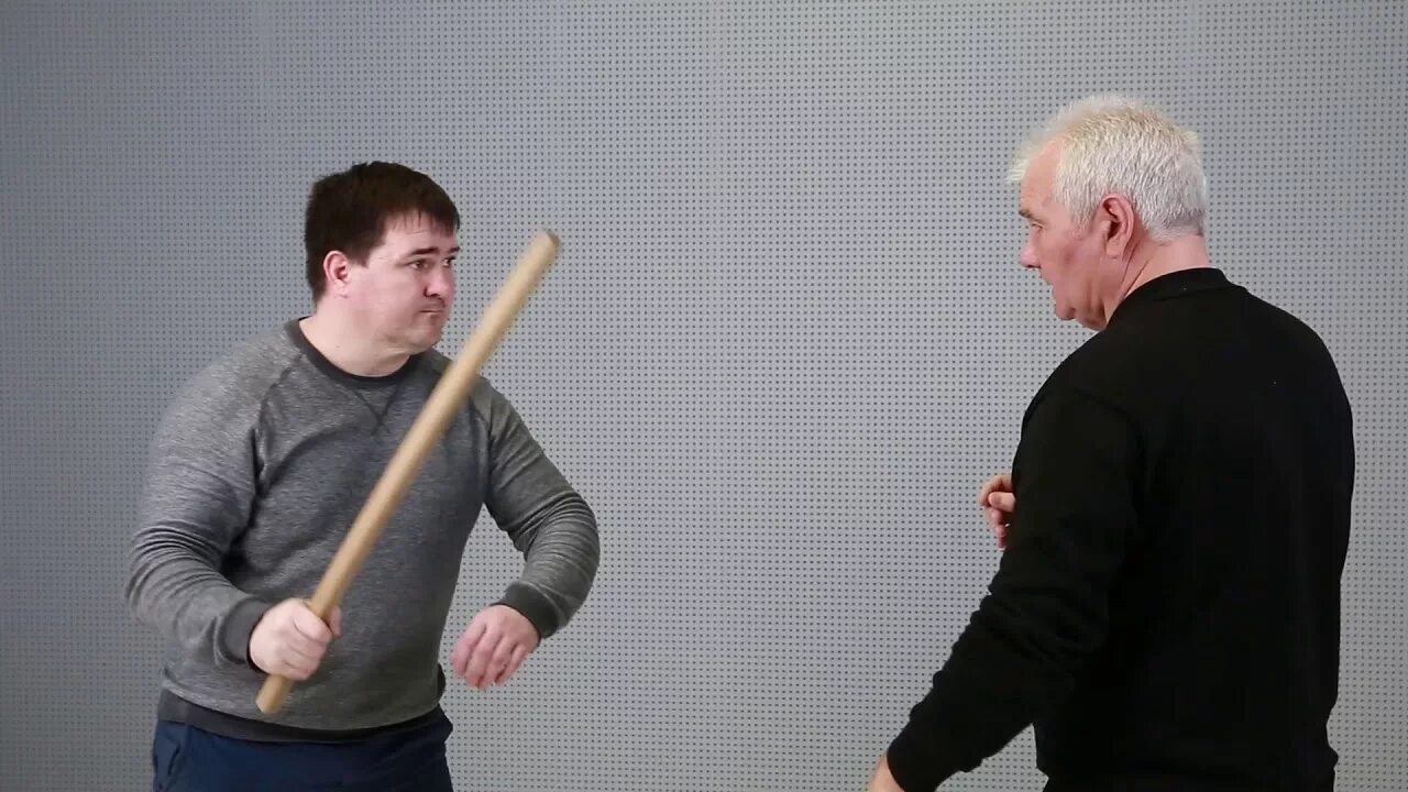 Удары дубинкой. Удар палкой. удар дубинкой. палочка для защиты. ударил палкой по голове.