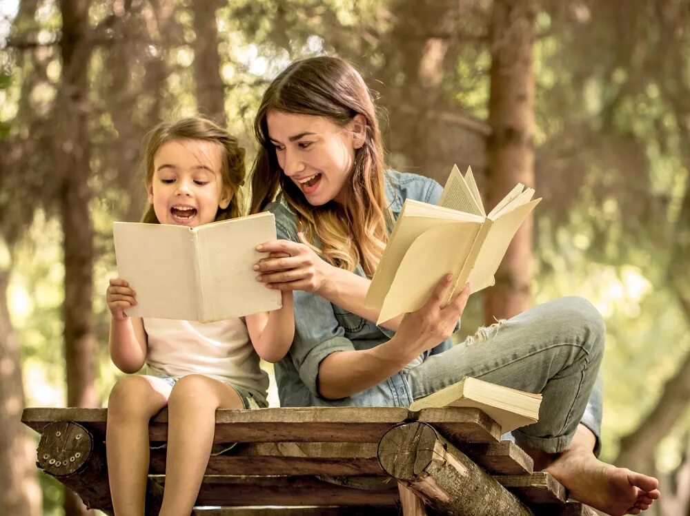 Чтение на природе с детьми. Чтение подростков. Подросток с книгой. Фотосессия ребенка с книгами. Книга в жизни семьи