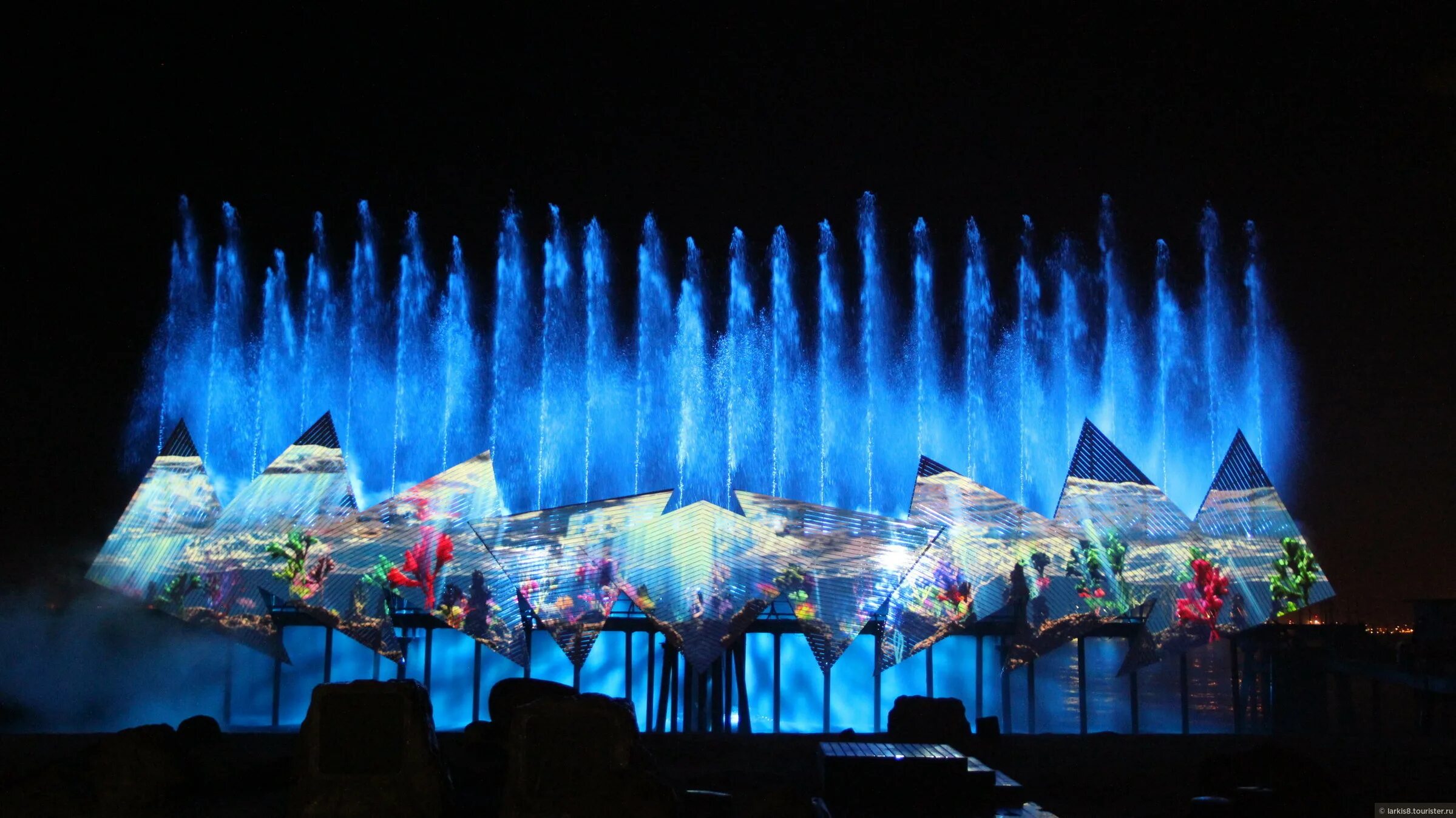 Шоу фонтанов спектра сингапур. Шоу в сингапуре. Поющий фонтан в сингапуре. Шоу в сингапуре. Шоу фонтанов спектра сингапур.