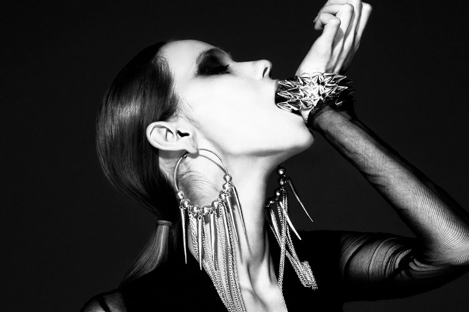 громкий звук в наушниках. волны звука. звуковая дорожка. блондинка с сигаретой. звук дерзко.