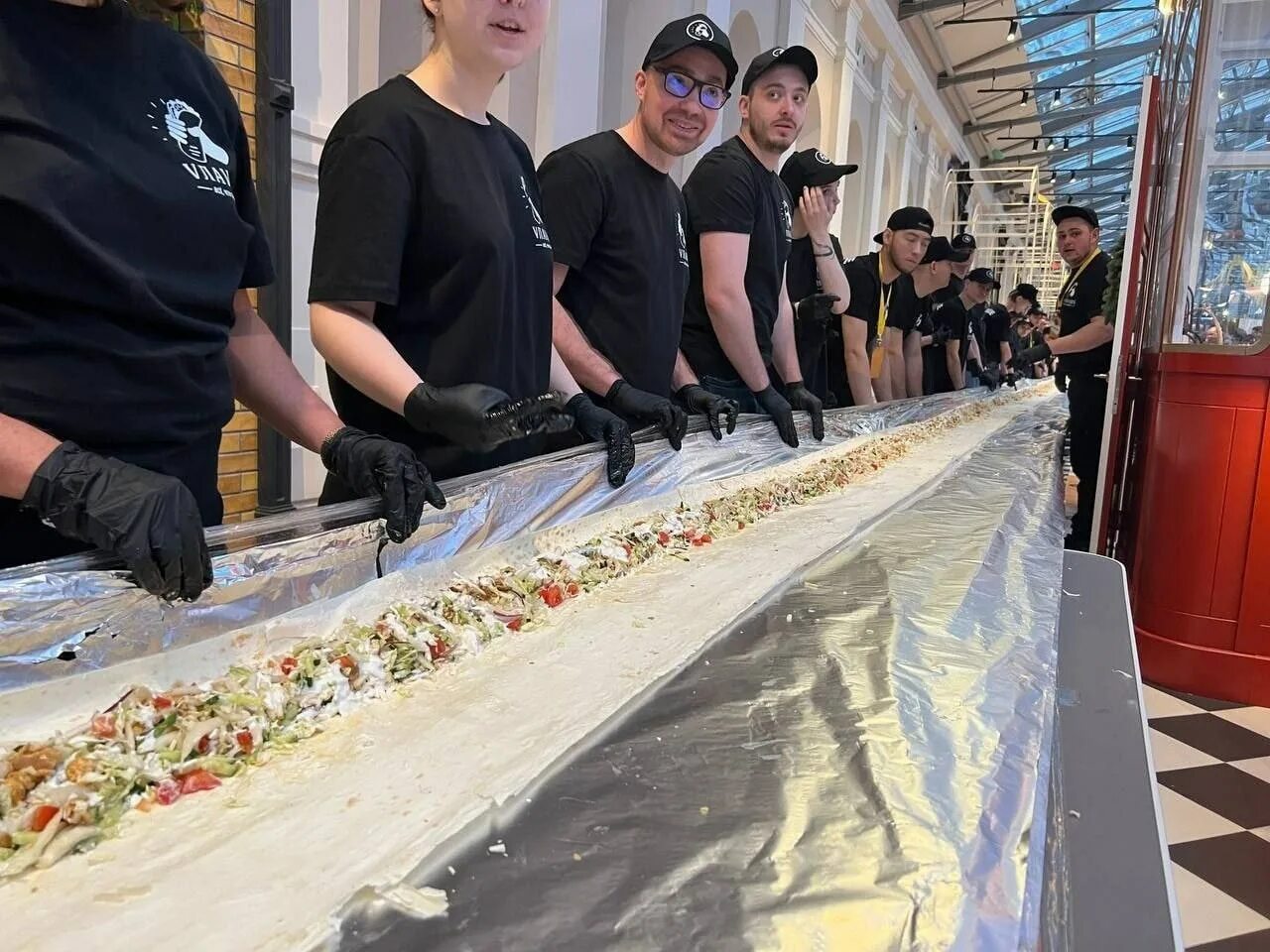 Самый большой кебаб в мире. Мировой рекорд по шаурме. Мировой рекорд по шаурме. Мировой рекорд по шаурме. Самый длинный кебаб.