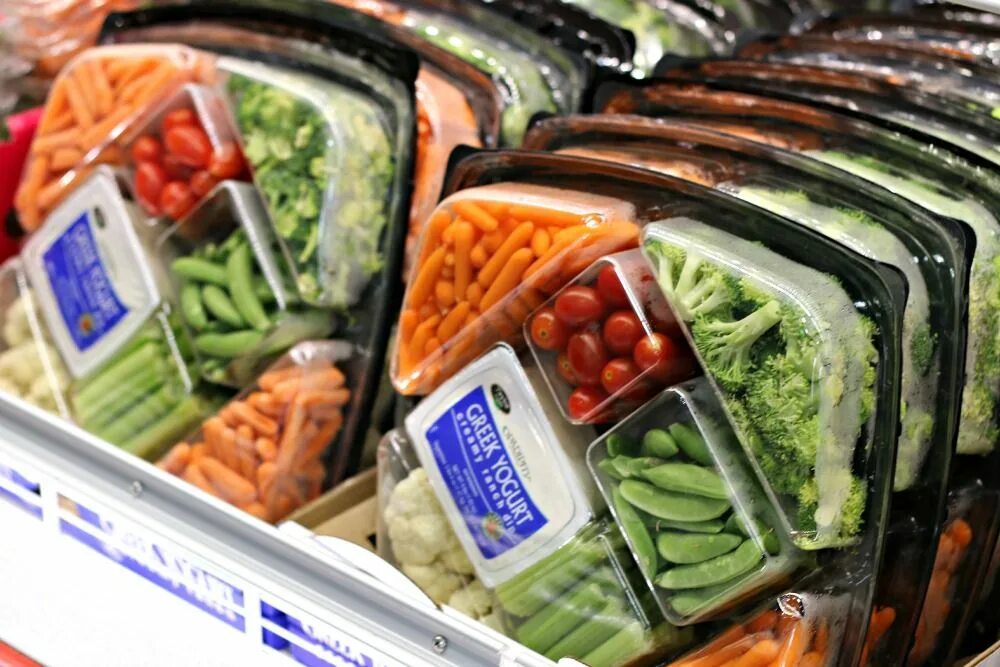 Замороженные продукты. Овощные полуфабрикаты. Выкладка замороженных овощей. Упаковка овощей.