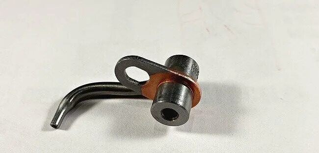 Д243 масляные форсунки. Форсунка охлаждения поршня 2170. Масляные форсунки toyota highlander 2011. Форсунка масляная змз 514. Масляные форсунки g4ke 2.