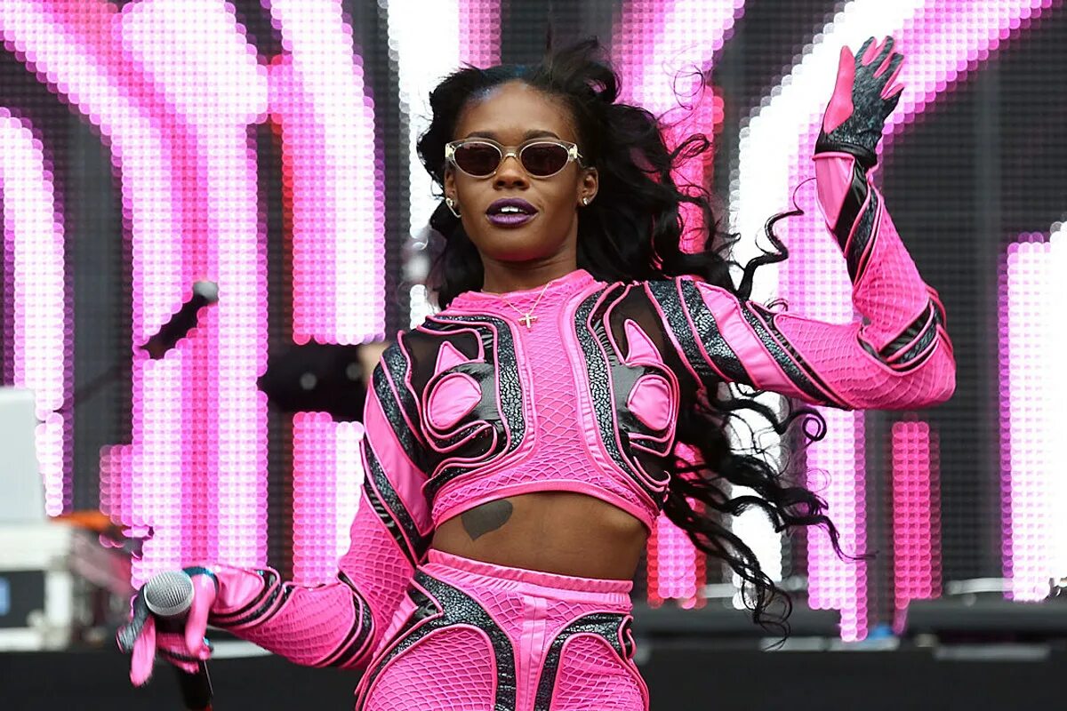 Meg banks видео. Rafe cameron outer banks. Meg banks 2. Azealia banks. Джейн бэнкс.