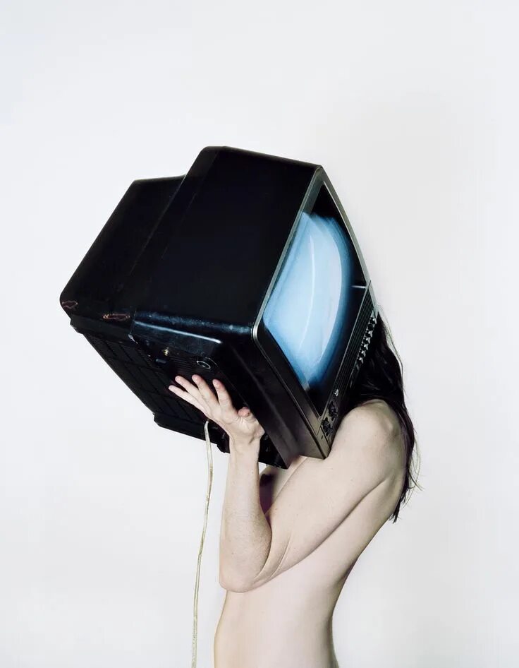 Телевизор вместо головы. Голова телевизор. Девушка с телевизором на голове. Женщина с головой телевизора.