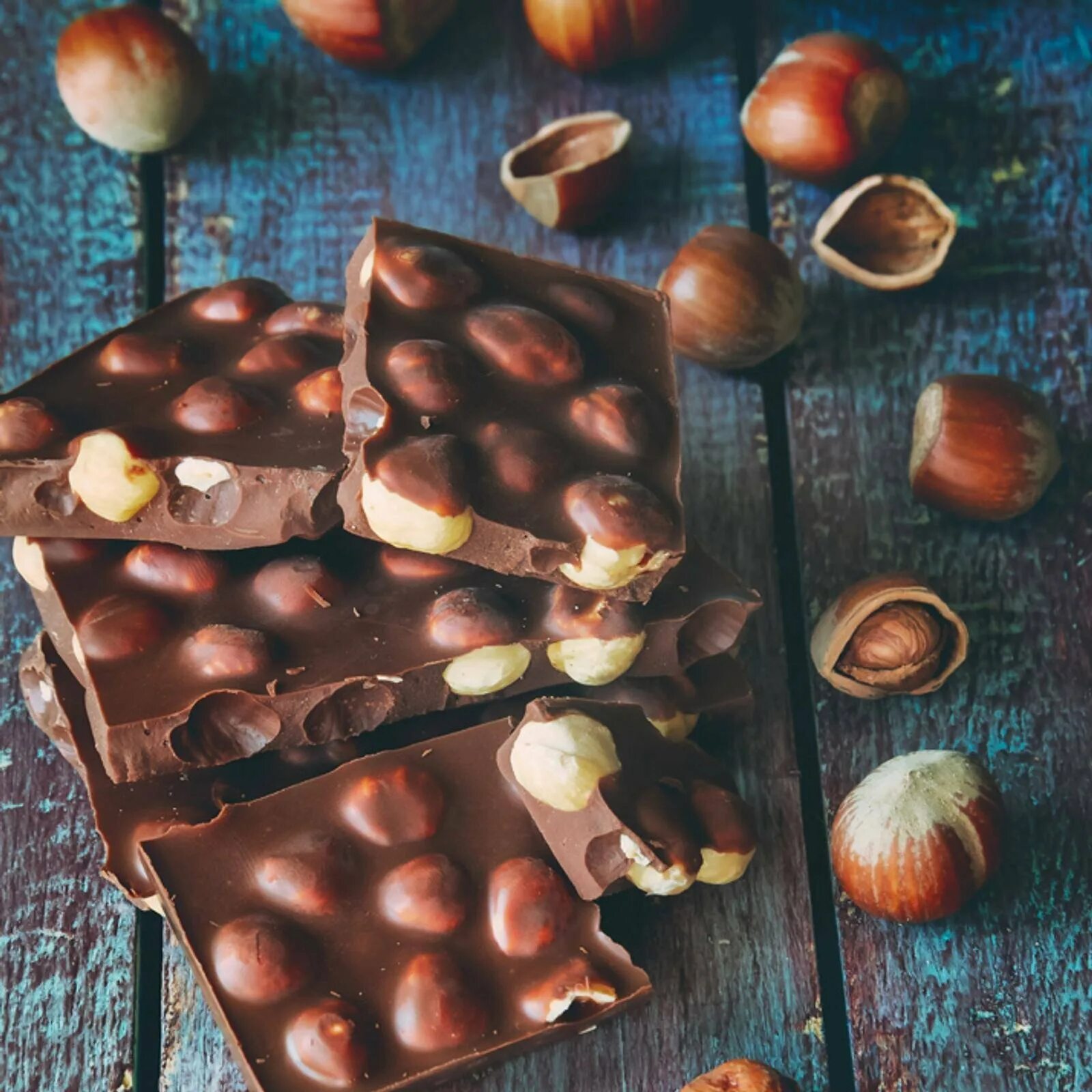 Hazelnuts шоколад. Шоколад с орехами. Шоколад с цельным орехом. Шоколадка с цельным орехом.
