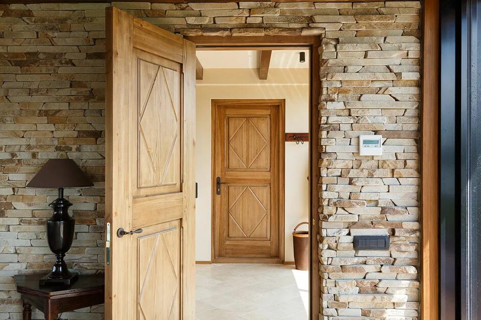 Двери хвойные. Деревянная дверь. Двери из массива дерева. Деревянные двери в интерьере. Массивная деревянная дверь.