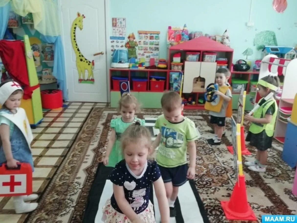 С р игра в младшей. Фотоотчет по игровой деятельности в младшей группе. сюжетно ролевая игра светофор. сюжетно ролевая игра по пдд в младшей группе. театрализованная деятельность во 2 младшей группе пешеход.