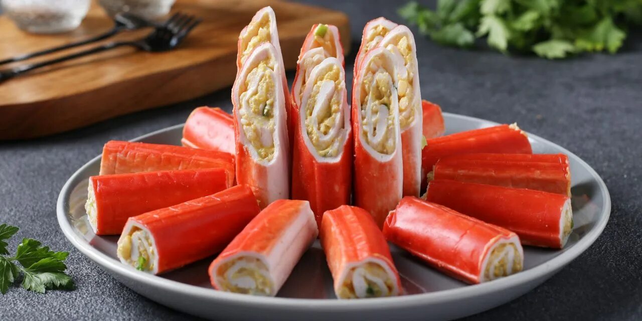 Крабовые палочки фаршированные сыром и чесноком. Вкусные фаршированные крабовые 