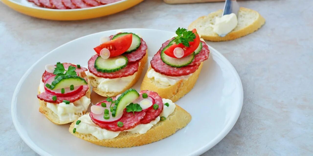 Бутерброды с колбасой и огурцом. Бутерброды с колбасой помидором и огурцом. Бутерброды с копченой колбасой. Красивые бутерброды с колбасой. Бутерброды с колбасой помидором и огурцом.