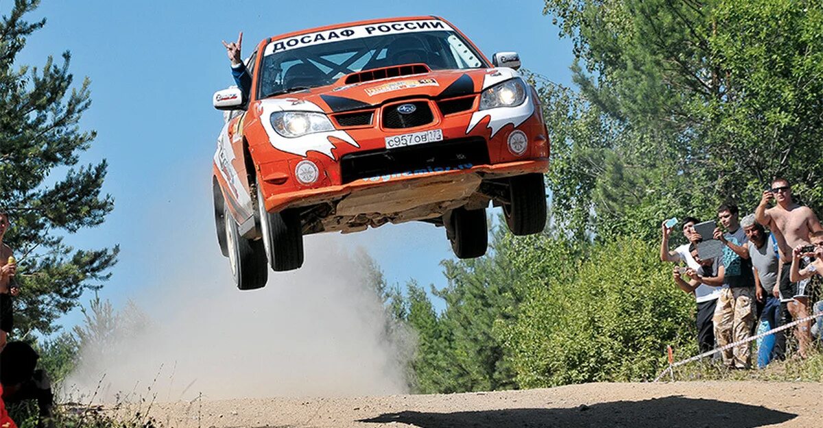 Машины едут на трамплине. Би джей болдуин трофи трак. Dirt rally. Трамплин для машин. Машины едут на трамплине.