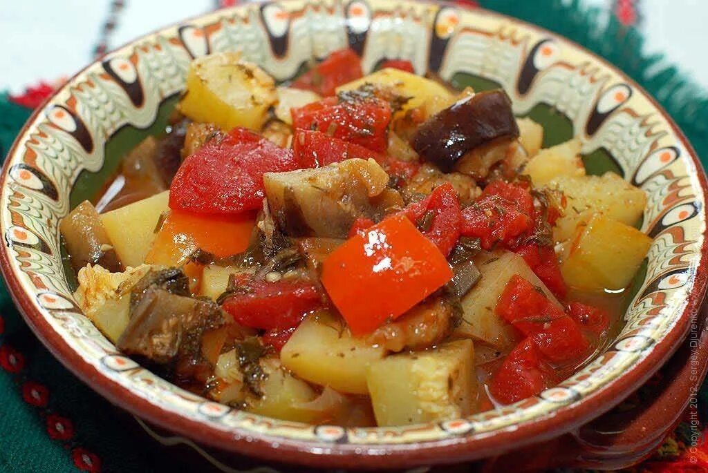 Рагу из картофеля и овощей. Гювеч (овощное рагу). Анталийское овощное рагу. Овощное рагу гювеч молдавский. Гювеч болгарский.