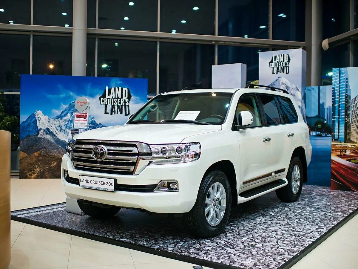 Купить крузер в казахстане. Toyota Land Cruiser 2020. Тойота ленд Крузер 200 2020 белый. Тойота ленд Крузер 200 2021 белый. Toyota Land Cruiser 200 2021 года.