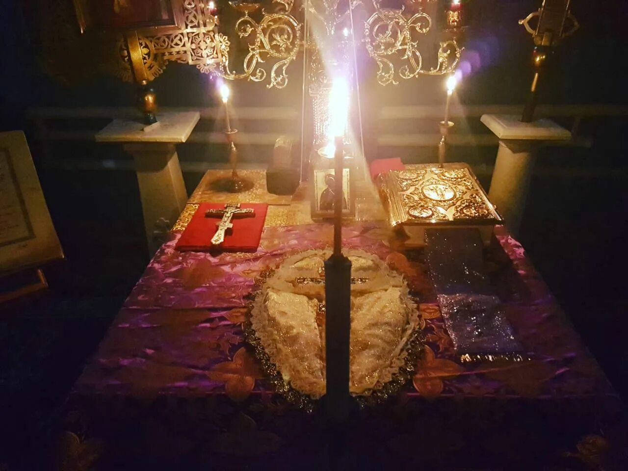 свеча в православном храме. свечку в алтарь. свечи собор католический. свечи в католической церкви. неугасимые лампады в церкви.