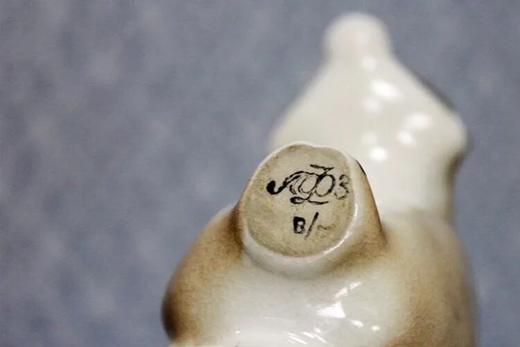 клеймо фарфора sitzendorf 1900. фарфор статуэтки клейма. фарфоровая статуэтка клеймо esn 7752. фарфор статуэтки клейма. клеймо hertwig & co.