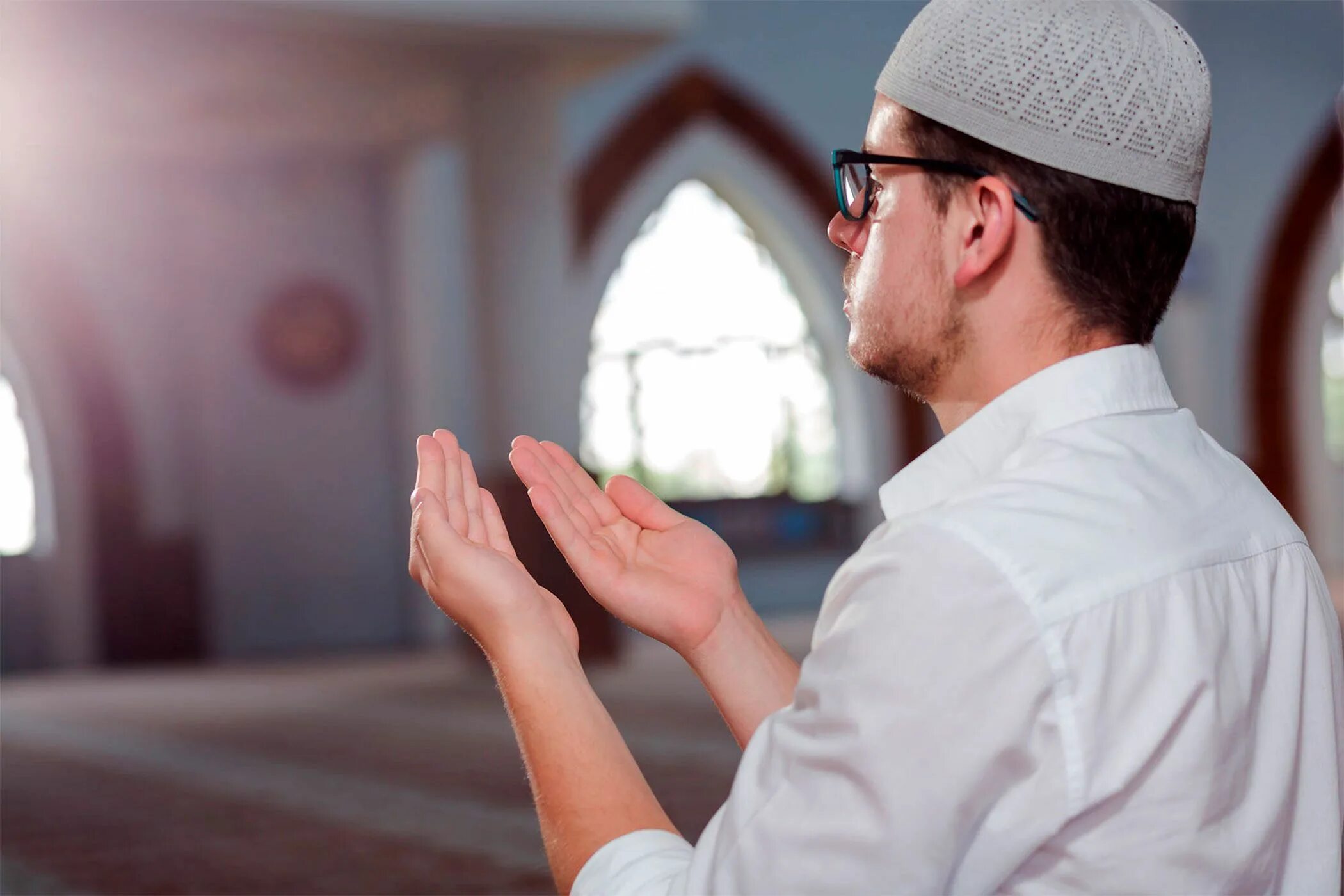 Ибадат в исламе. Мусульманин молится. Человек молится мусульманин. Молитва мусульман.